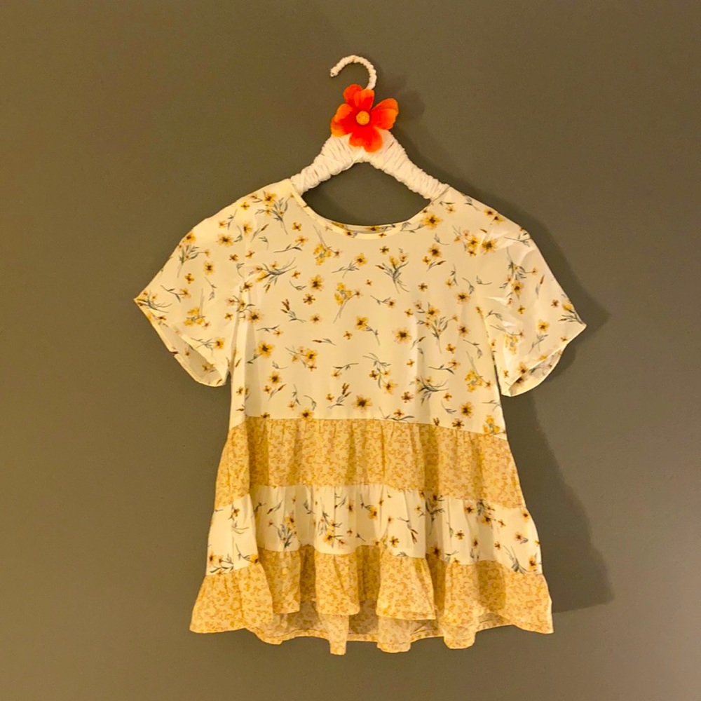 Cute flowy top, worn once, size XS